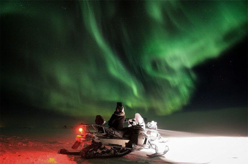 rovaniemi-northern-lights-snowmobile-hunt