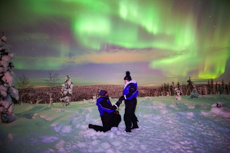 rovaniemi-northern-lights-wilderness-tour-with-camera