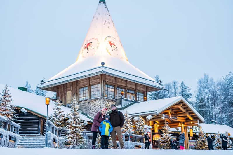rovaniemi-private-pro-photoshoot-in-santa-claus-village