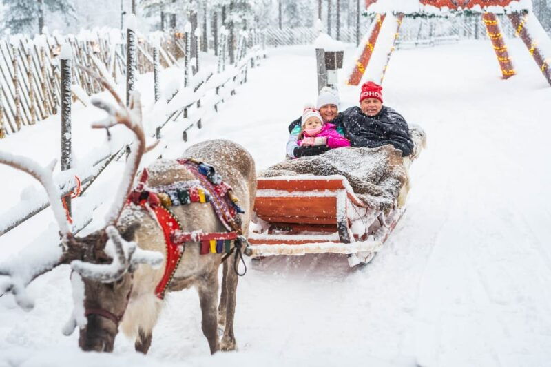 rovaniemi-private-pro-photoshoot-in-santa-claus-village