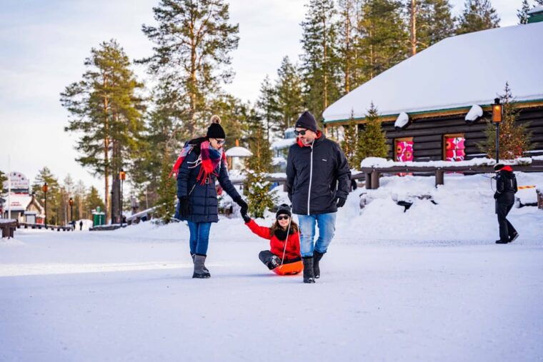 rovaniemi-private-pro-photoshoot-in-santa-claus-village