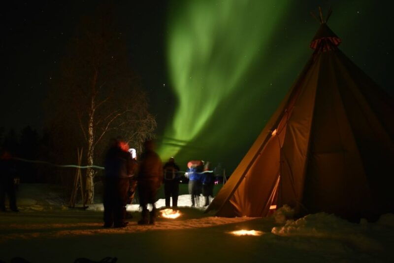 rovaniemi-snowtrain-to-northern-lights-camp