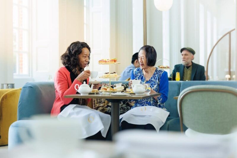 royal-london-kensington-palace-afternoon-tea-guard-change