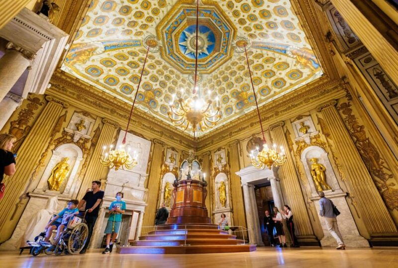 royal-london-kensington-palace-afternoon-tea-guard-change