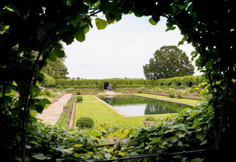 royal-london-kensington-palace-afternoon-tea-guard-change