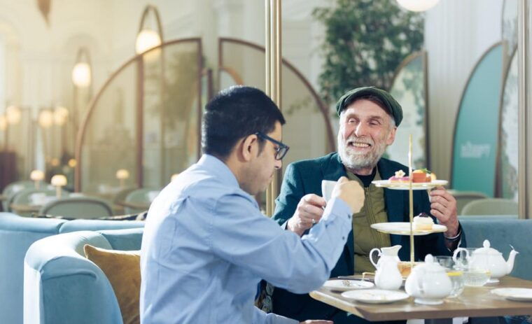 royal-london-kensington-palace-afternoon-tea-guard-change