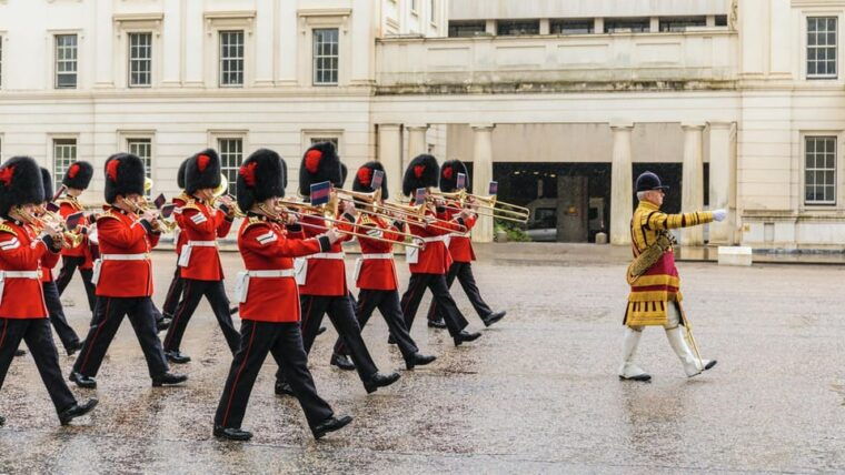 royal-london-kensington-palace-afternoon-tea-guard-change