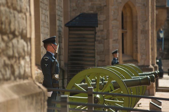 royal-london-tour-tower-of-london-thames-changing-of-guard