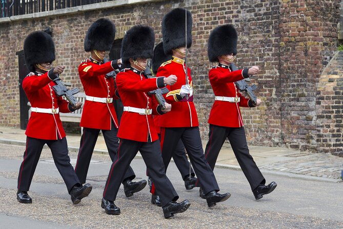 royal-london-tour-tower-of-london-thames-changing-of-guard