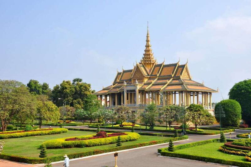 royal-palace-national-museum-wat-phnom-with-private-tour