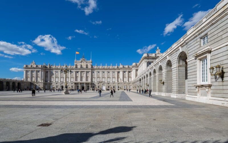 royal-palace-of-madrid-private-tour-with-entrance-included