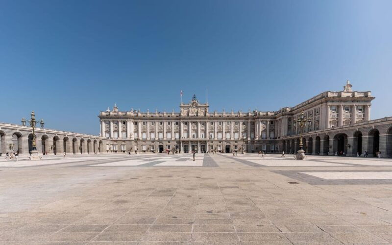 royal-palace-of-madrid-private-tour-with-entrance-included