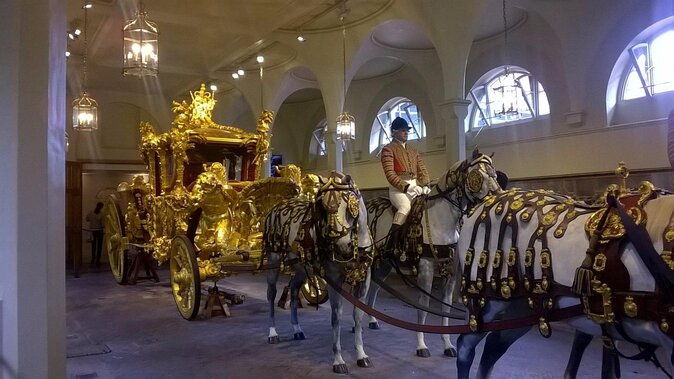 royal-tour-buckingham-palace-state-rooms-or-royal-mews-option