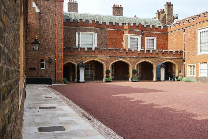 royal-tour-buckingham-palace-state-rooms-or-royal-mews-option