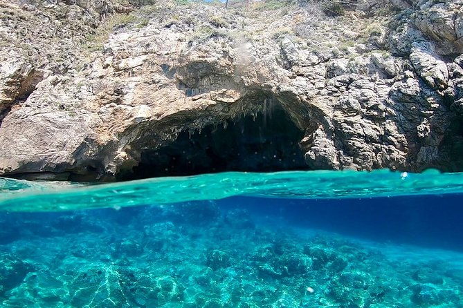 rubber-dinghy-to-rent-predator-599-40cv-without-license