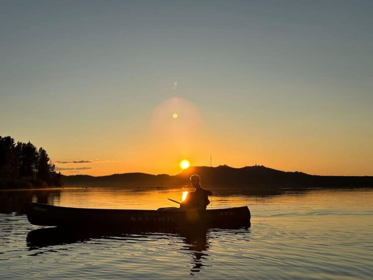 ruka-midnight-sun-canoeing-on-the-ruka-lake