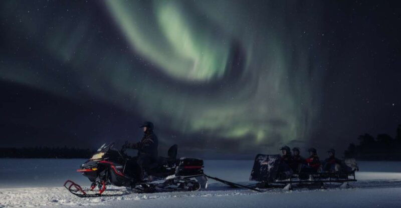 ruka-starlight-sledging-to-search-for-northern-lights