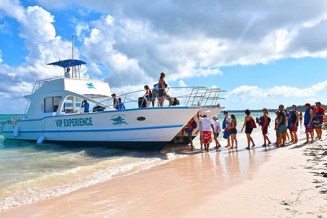 sabina-del-mar-party-boat-vip