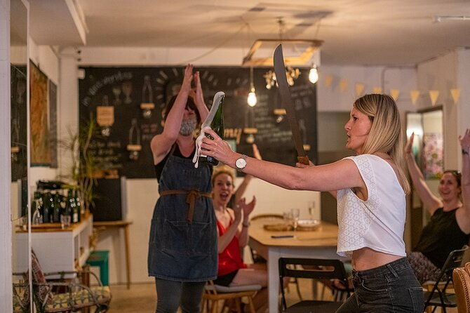 sabre-the-moment-cava-sabrage-class-in-barcelona