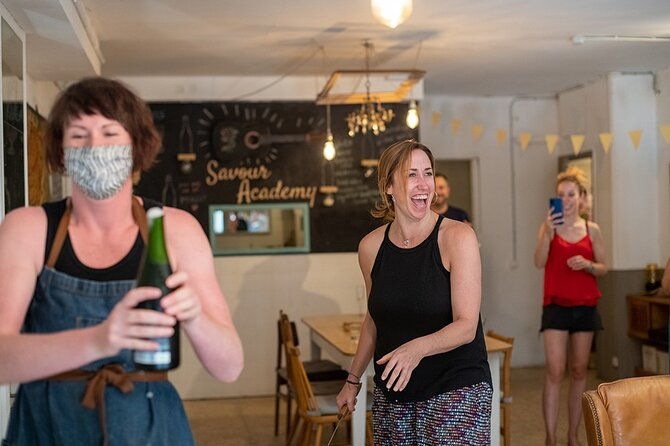 sabre-the-moment-cava-sabrage-class-in-barcelona