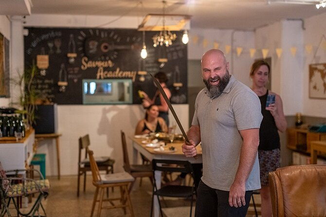 sabre-the-moment-cava-sabrage-class-in-barcelona