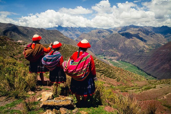 sacred-valley-tour-lunch-scape-the-crowds