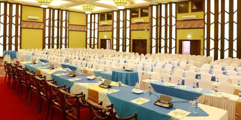 Safari Park Hotel Dinner and Cat Dance Experience - Key Points