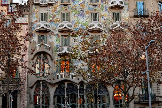 sagrada-familia-and-barcelona-highlights-private-guided-4-hour-driving-tour