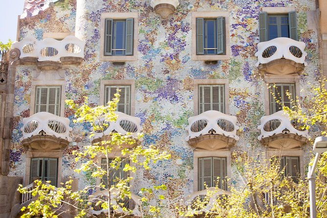 sagrada-familia-and-barcelona-highlights-private-guided-4-hour-driving-tour