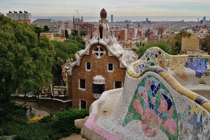 sagrada-familia-and-guell-park-small-group-tour-drink-and-tapa