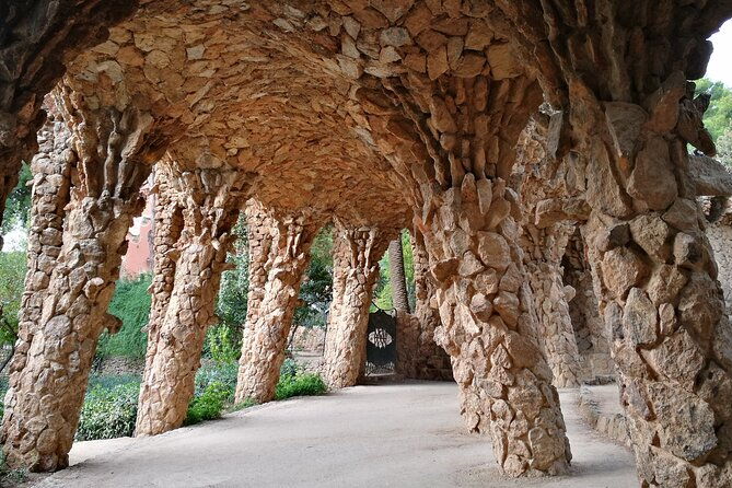 sagrada-familia-and-guell-park-small-group-tour-drink-and-tapa