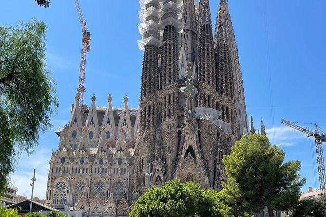 sagrada-familia-and-park-guell-guided-tour-with-transport