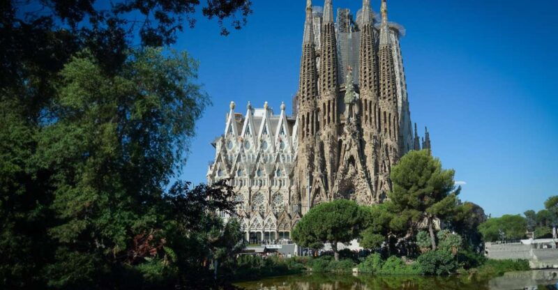 sagrada-familia-and-sailing-experience