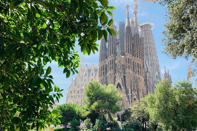 sagrada-familia-casa-mila-gaudis-icons-guided-tour-with-cava