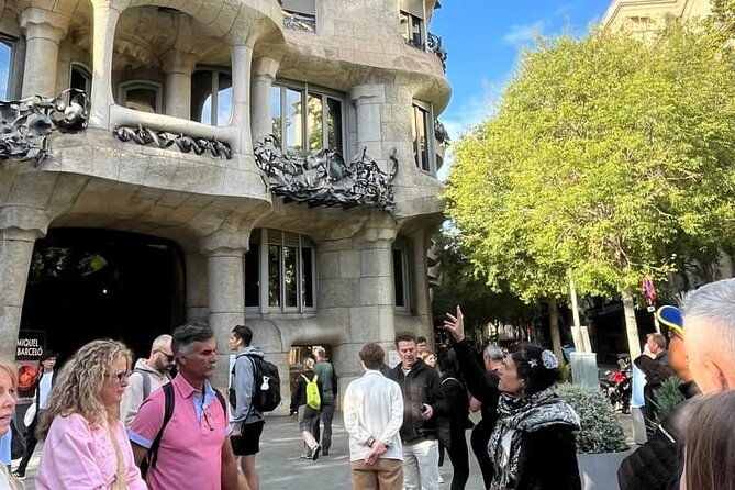 sagrada-familia-casa-mila-gaudis-icons-guided-tour-with-cava
