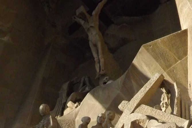 sagrada-familia-exterior-free-tour-stories-secrets-symbolism