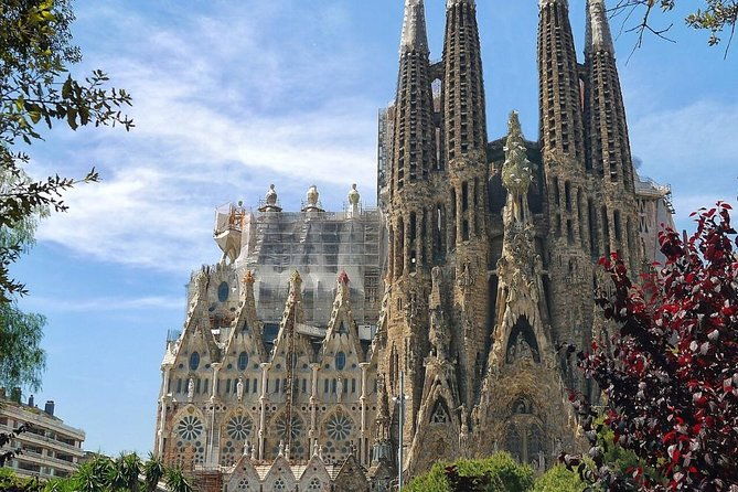 sagrada-familia-fast-track-guided-tour-with-optional-tower