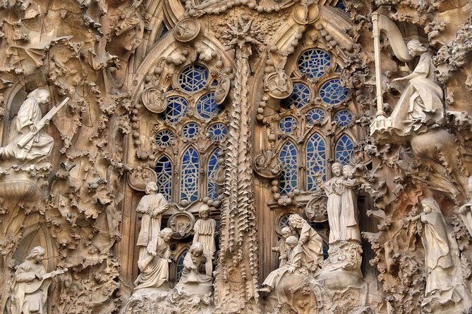 sagrada-familia-fast-track-guided-tour-with-optional-tower