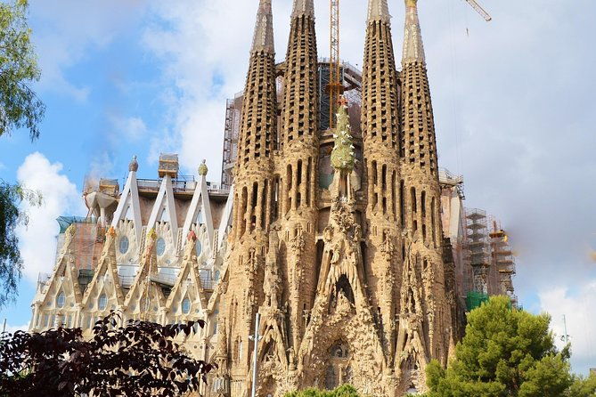 sagrada-familia-fast-track-guided-tour-with-optional-tower