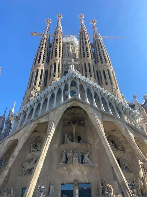 Sagrada Familia Guided Tour in English: Small group - Discovering La Sagrada Familia: An In-Depth Review