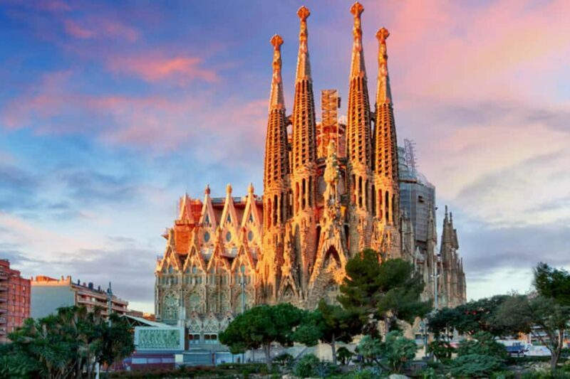 Sagrada Familia Guided Tour with Tower Access - Detailed Breakdown of the Tour Experience