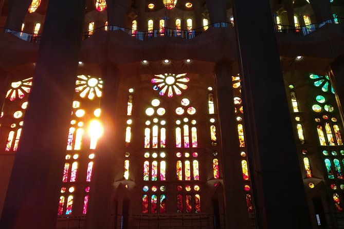 sagrada-familia-guided-tour-with-towers-access