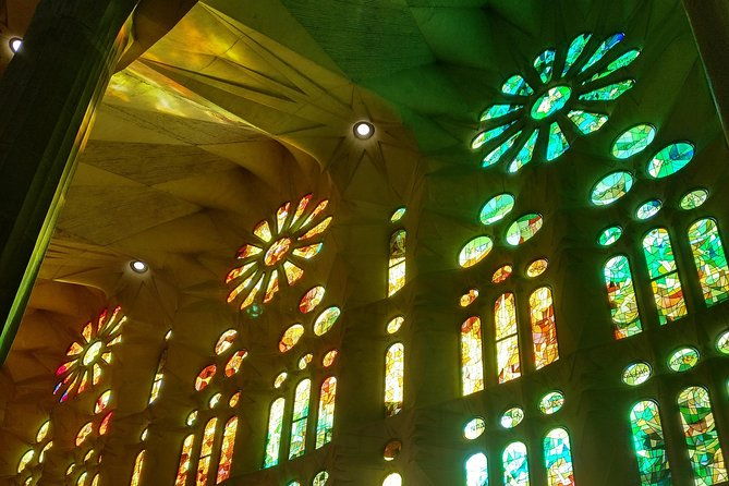 sagrada-familia-guided-tour-with-towers-access