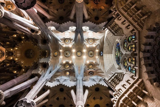 sagrada-familia-monolingual-tour-with-skip-the-line-ticket