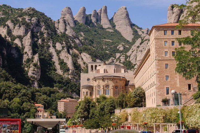 sagrada-familia-montserrat-small-group-tour-with-hotel-pick-up