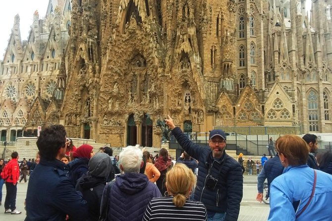 sagrada-familia-montserrat-small-group-tour-with-hotel-pick-up