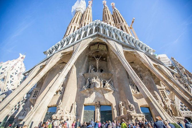sagrada-familia-park-guell-guided-tour-with-skip-the-line