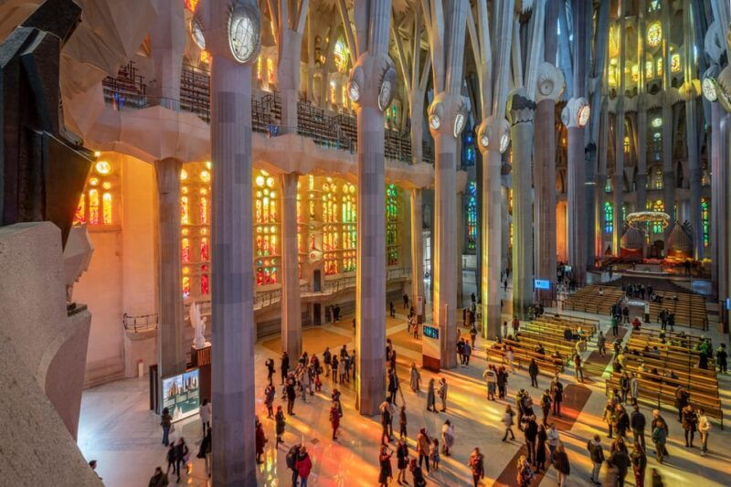 sagrada-familia-tour-with-express-entry-and-local-guide-2