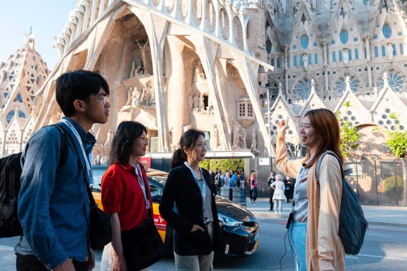 sagrada-familia-tour-with-express-entry-and-local-guide-2