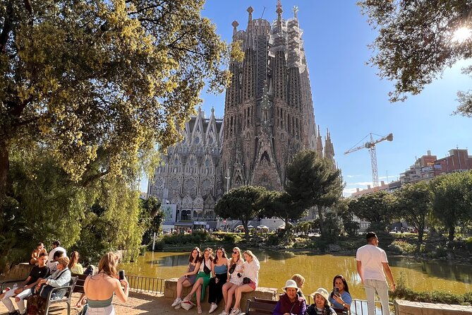 sagrada-familia-tour-with-express-entry-and-local-guide